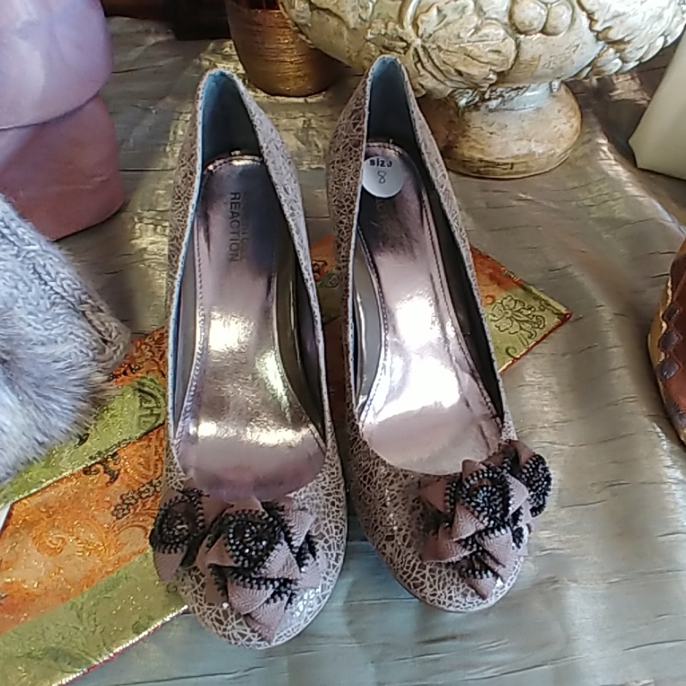 KENNETH COLE PUMPS - Picture 2 of 7